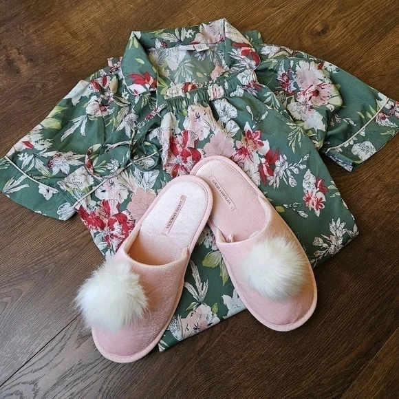 Bunny Slippers Victoria's Secret Pink Fuzzy Bunny Tail Slippers - Picture 1 of 7